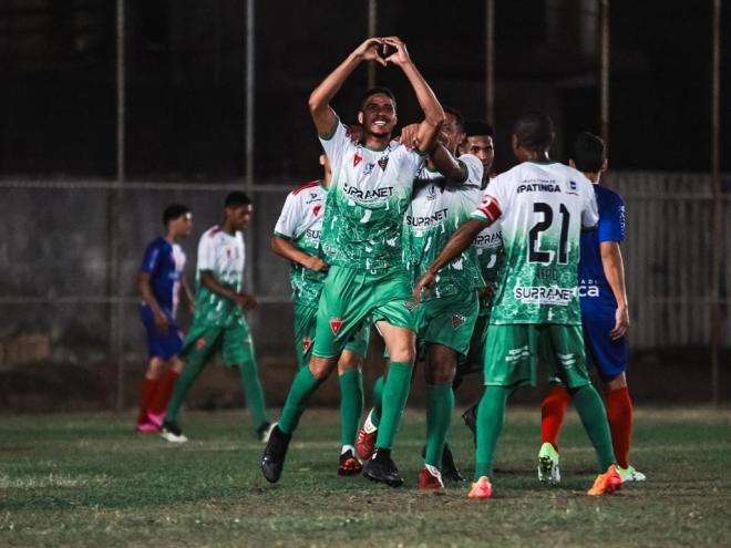 Vitor Hugo comemorou muito o terceiro gol do Aerc, consolidando a vitória na estreia do Ipatinguense 