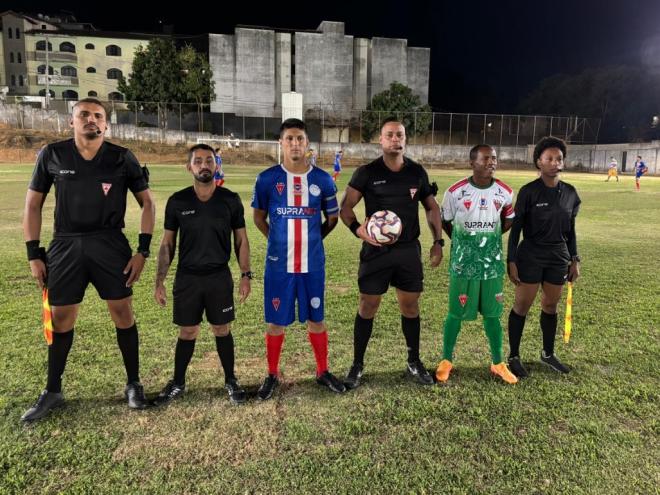 Os árbitros tiveram boa atuação, contando com a colaboração dos capitães das equipes 