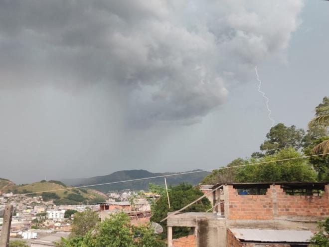 No início, chuva deve ser acompanhada de rajadas de vento, raios e até granizo