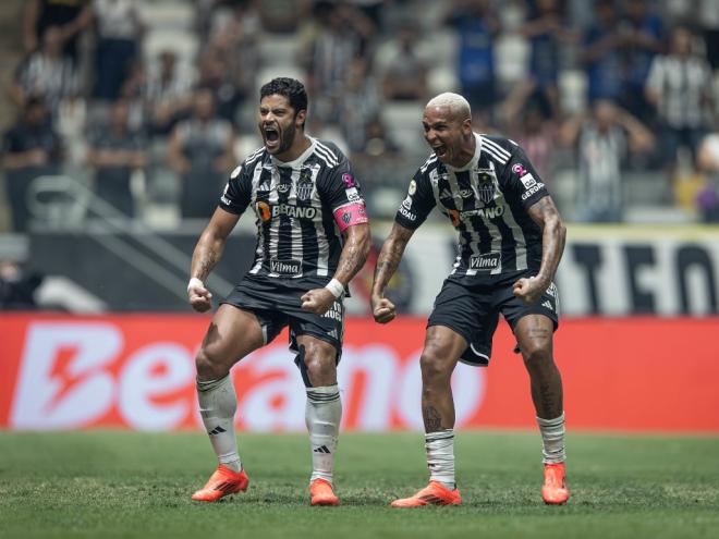 Hulk e Deyverson fizeram os gols da vitória