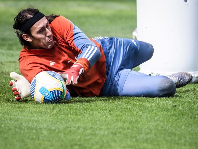 Goleiro teve constatado um pequeno edema na coxa direita