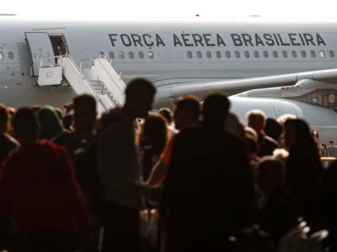Passageiros desembarcaram de manhã na Base Aérea em Guarulhos
