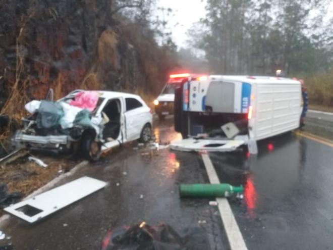O acidente ocorreu quando o Ônix rodou na pista molhada e colidiu de frente com a ambulância.