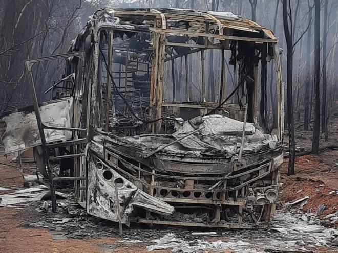 Ônibus usado para transportar brigadistas foi atingido pelas chamas e também foi destruido no meio do incêndio 