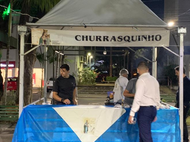 A partir das 18h, a confraternização se estenderá com barracas de comidas típicas e música ao vivo
