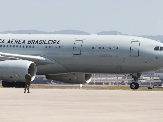 Avião da FAB deve chegar ao Brasil na manhã de segunda-feira 