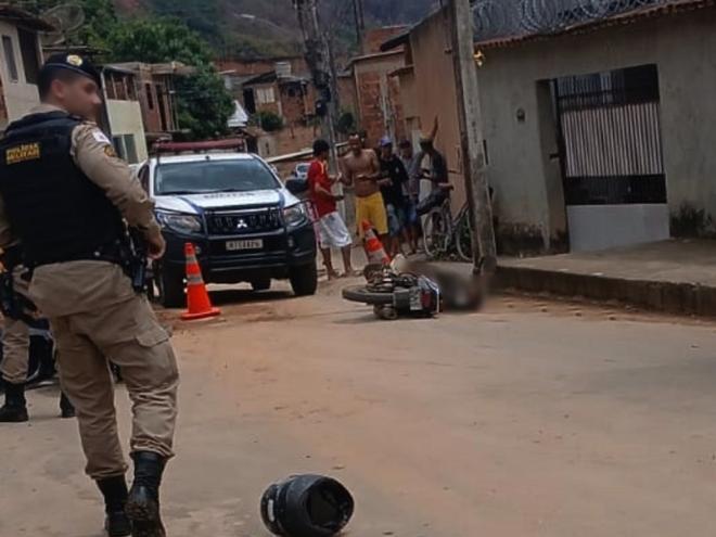 A vítima é Yago Monteiro Pereira, de 18 anos de idade, morto a tiros na rua Cosmos 