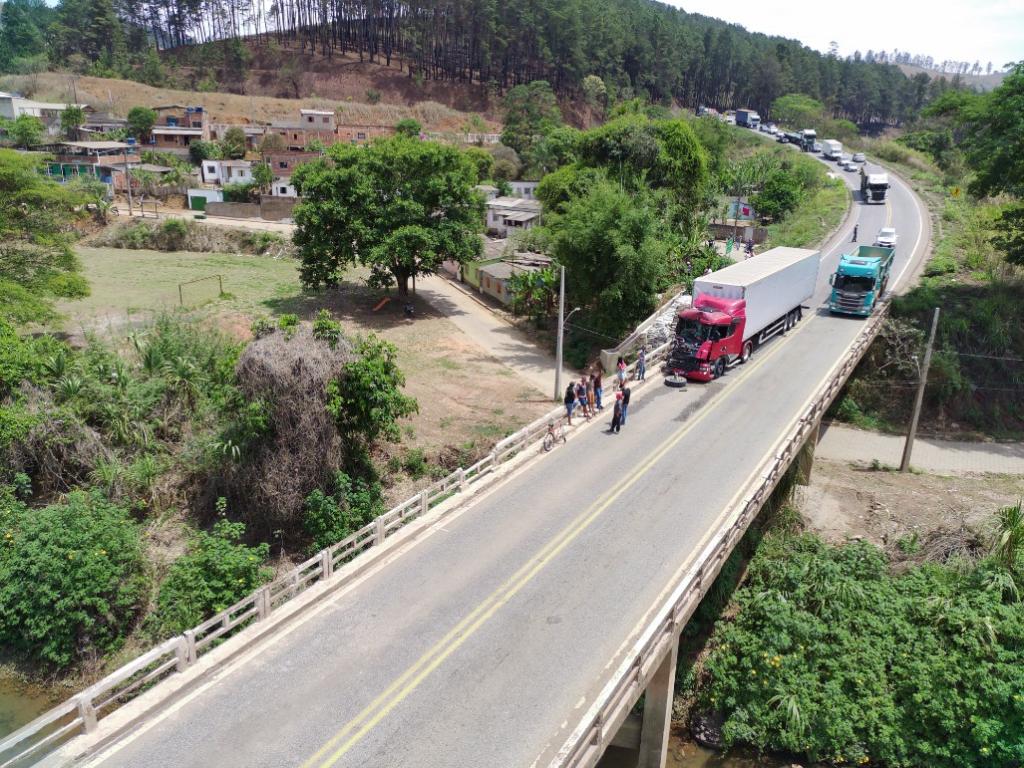Acidente na ponte sobre o rio Piracicaba em Nova Era travou o trânsito 