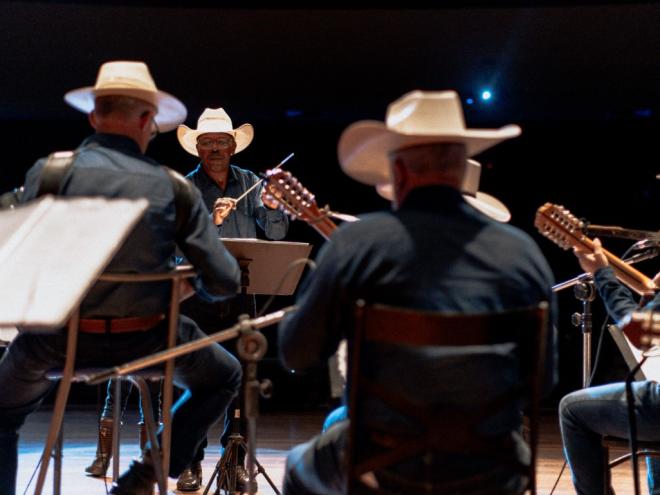 A orquestra tem cerca de 30 músicos e o maestro Mariano