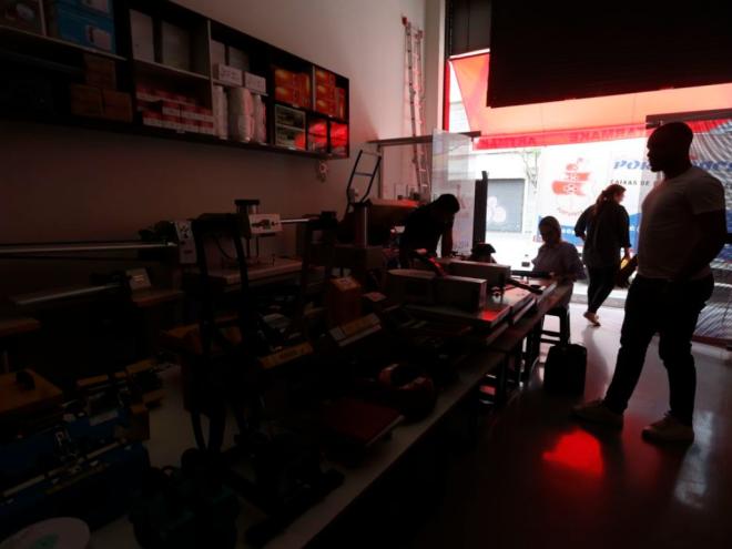 Ruas do bairro Bom Retiro (SP) com residências, fábricas e lojas sem energia elétrica desde sexta-feira (11/10) devido as chuvas. Foto: Paulo Pinto/Agência Brasil