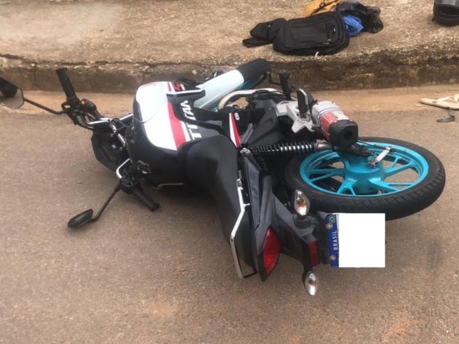 Policiais militares fizeram perseguição aos ladrões nesta moto, eles perderam o controle, caíram e foram presos