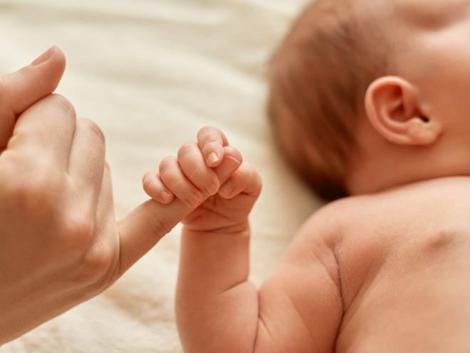 A sífilis congênita é transmitida para a criança durante a gestação ou parto