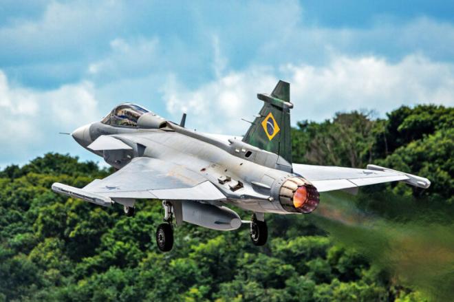 A máquina de guerra do Brasil pode voar a 2.400 km/h e a 16 km de altitude. Cobre a distância entre São Paulo e Rio de Janeiro em apenas 12 minutos e leva debaixo das asas seis toneladas de mísseis e bombas. Uma dessas armas, o míssil Meteor, atinge alvos a até 200 km