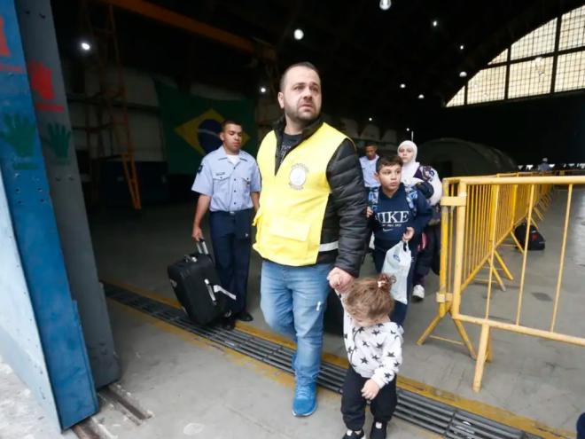  Sexto voo da Operação Raízes do Cedro trouxe 212 passageiros, entre eles a família de Ahmad 