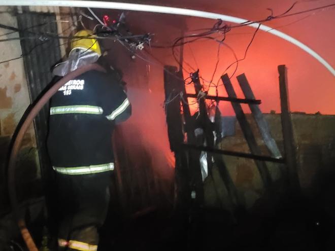 Acredita-se que o incendio tenha se iniciado numa instalação elétrica improvisada