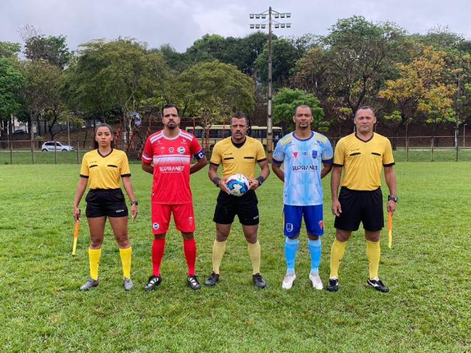 A arbitragem e os capitães antes do duelo Vale Alto 3 x 0 Cruzeirinho, pela Primeirona do Ipatinguense