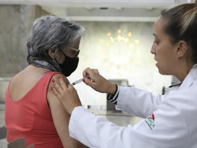 Idosos estão entre os grupos com maior risco de desenvolver formas graves da doença 