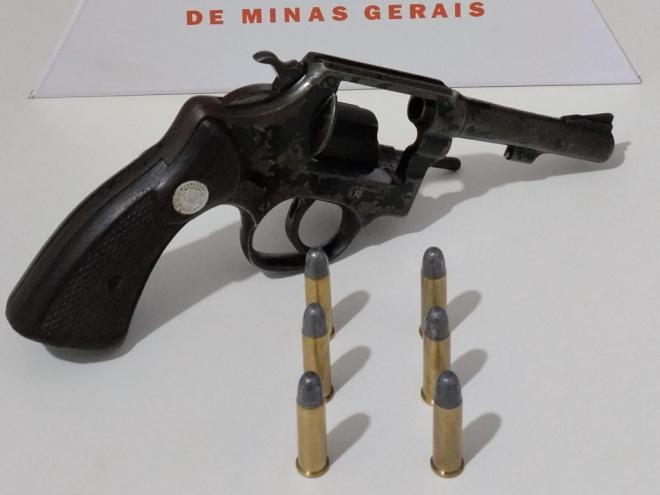 Arma municiada foi encontrada na cintura de passageiro de mototáxi, no Santa Maria 
