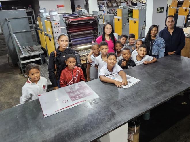 Alunos do 2° ano do Ensino Fundamental e equipe da escola 