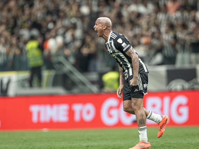 Deyverson fez dois gols e deu assistência para Paulinho