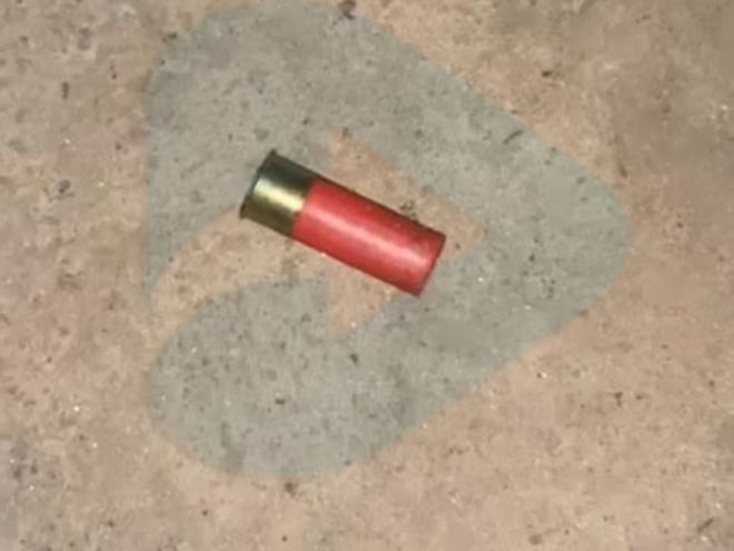 Cartuchos de calibre 12 foram encontrados caídos pelo local por onde o assassino passou atirando 
