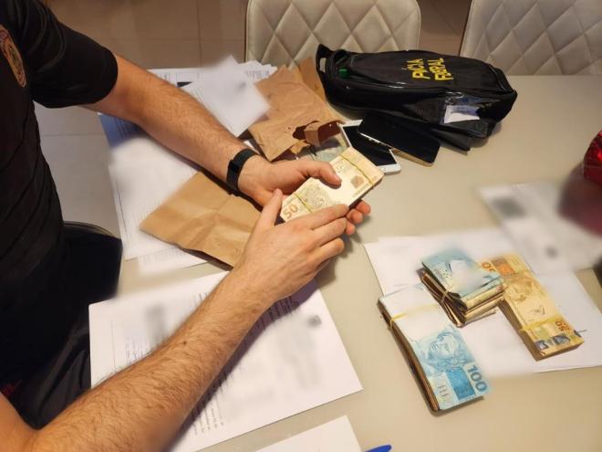 A investigação apurou que o sócio de um escritório de contabilidade, sediado em Belo Horizonte, intermediava a cessão de supostos créditos tributários, decorrentes de processos judiciais de terceiros, para que empresas e até mesmo prefeituras apresentassem em quitação de débitos