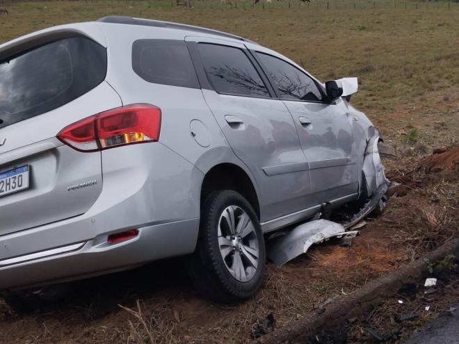 Um dos automóveis ficou com a frente danificada 