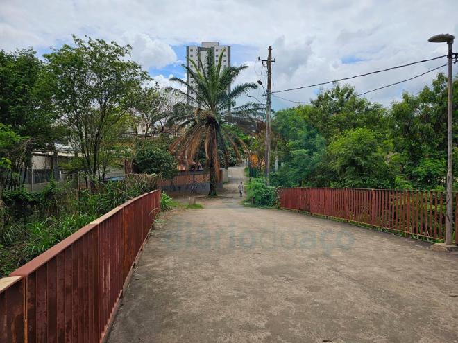Adolescente passava pela ponte perto do ginásio do Centro Cultura e Esportivo 7 de Outubro, onde foi abordado por dois indivíduos em uma bicicleta