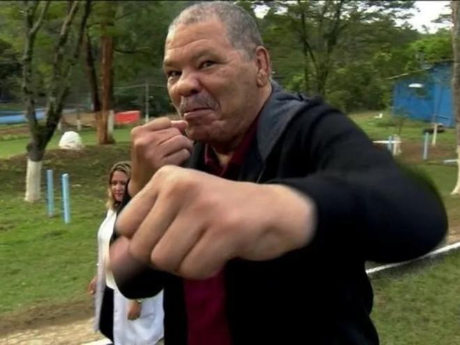 O ex-peso-pesado lutava contra a encefalopatia traumática crônica, conhecida como demência pugilística 