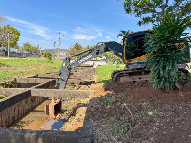 Prefeitura conclui nesta sexta limpeza de 2 quilômetros da galeria no bairro Esperança