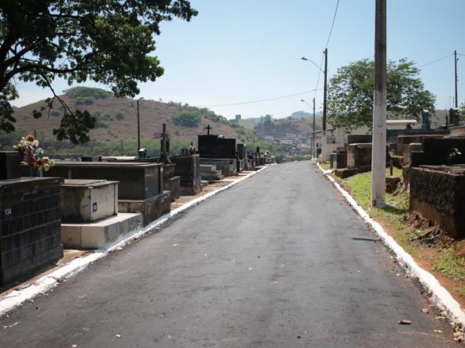 O pavimento original, que consistia em pedras desde a inauguração do local, foi substituído por asfalto 