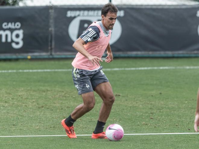 Igor Gomes deve ser o titular no meio de campo neste sábado