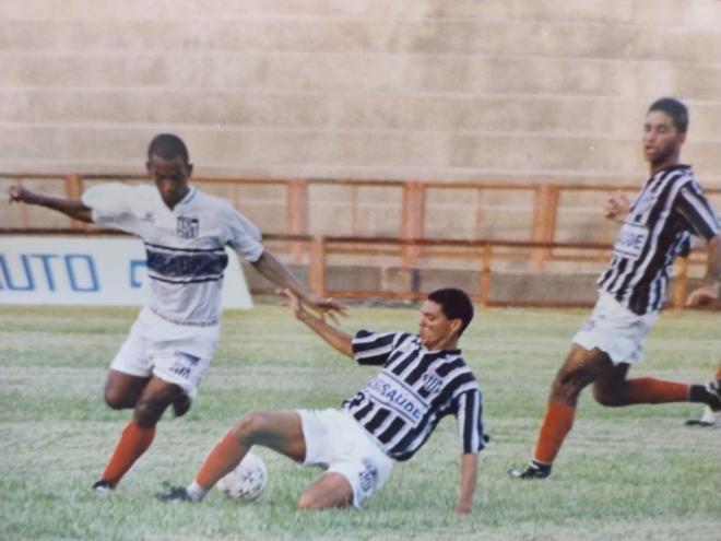 No centro da imagem, Serginho aparece defendendo as cores do Social