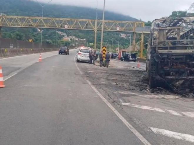 . Equipes dos bombeiros, da Polícia Rodoviária Federal e da Polícia Militar foram acionadas para atender a ocorrência
