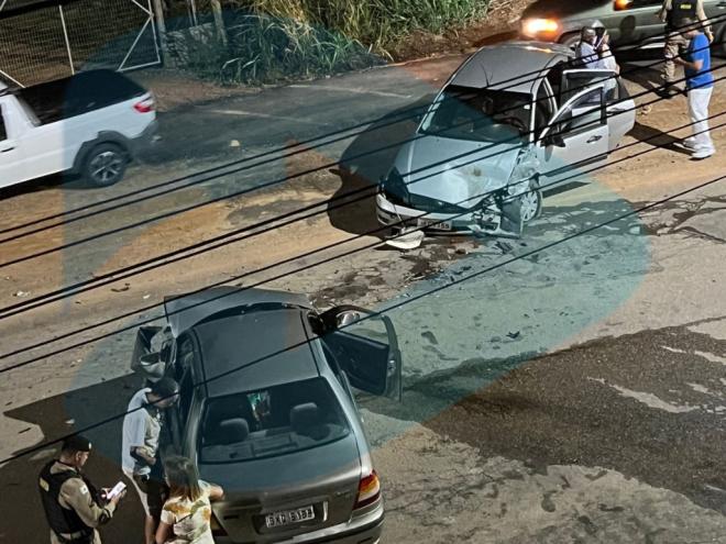 Colisão ocorreu no trecho da MG-232, na saída do Industrial para a cidade de Santana do Paraíso, na noite de domingo (27)