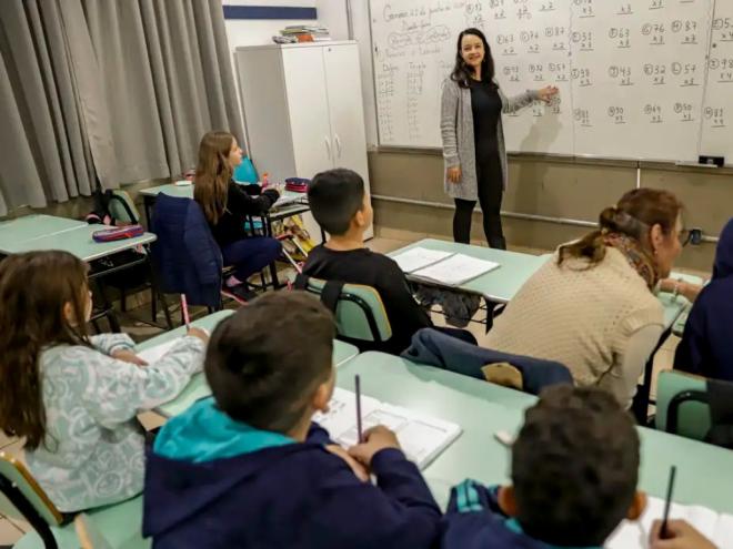 O Pé-de-Meia funciona como uma poupança e tem o objetivo de evitar a evasão escolar, com a promoção da permanência dos estudantes nas escolas no Ensino Médio e EJA