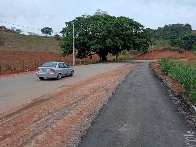 Pista está pavimentada e agora é feito o serviço de meio fio e contenção das laterais da pista 