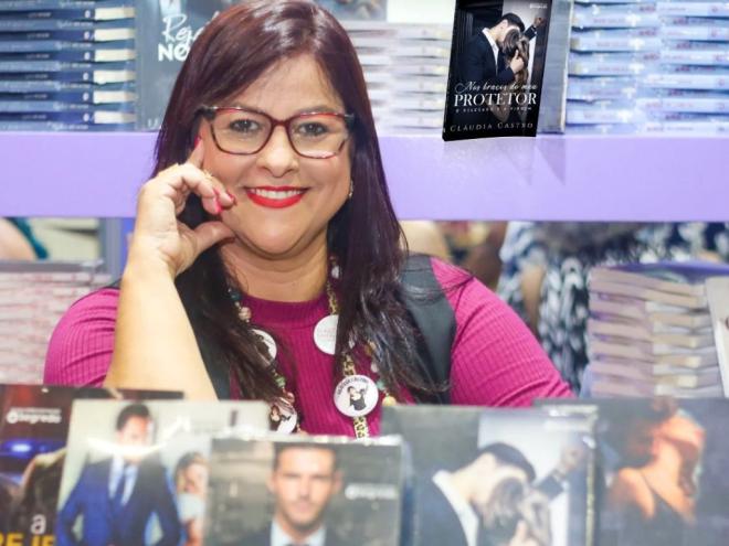 A assistente social e escritora Cláudia Castro coleciona marcas impressionantes no mercado literário