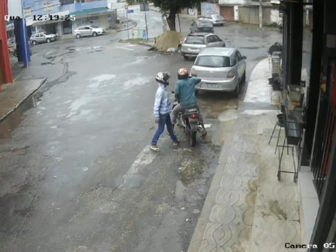 Câmera registrou toda a ação dos assaltantes na Casa de Carnes 