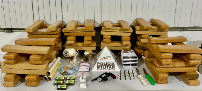 Resultado da operação no alto do Caravelas na noite de quinta-feira: 103 barras de maconha, arma e munição recolhidos e dois traficantes presos 