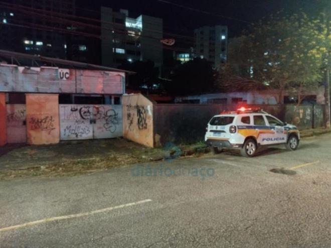 O crime foi praticado dentro de um alojamento abandonado na rua Cristóvão Jaques