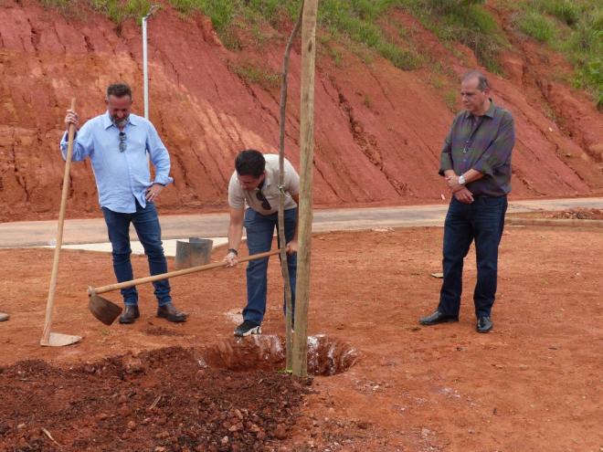 Pureza e Lucélio plantaram uma das árvores do parque