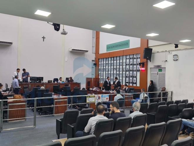 Depois de quase 12 horas de embates entre acusação e defesa, depoimento de adolescente assumindo o crime foi determinante para a absolvição dos réus 