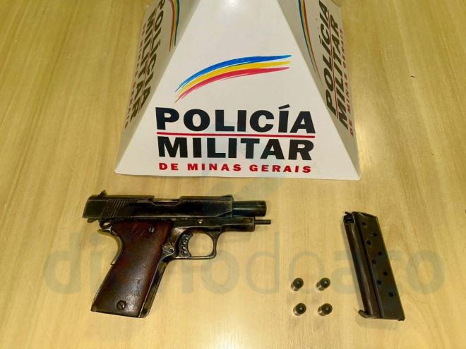 Cercado pela PM em Ipaba, atirador tentou escapar, mas foi perseguido e preso, na fuga dispensou a arma que pode ter sido usada em tiroteio no Esperança em Ipatinga