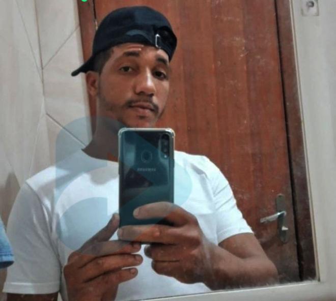  Arnaldo Nunes Gomes, de 28 anos, foi sentenciado a 56 anos e 8 meses de prisão pela morte da namorada, Naiele Cristine Rodrigues de Assis, de 24 anos em 7/4/2023