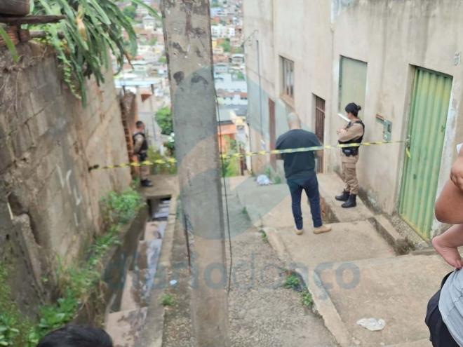 Homicidio foi registrado na escadaria da rua Saigon, que tem saída na rua Colônia, no Bethânia