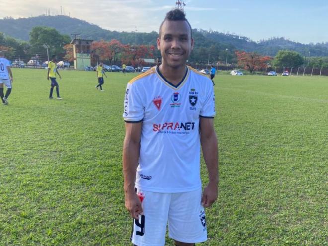 Atacante Núbio Flávio espera seguir os passos do pai, Pó de Rato, e levantar um título com a camisa do Vila Nova