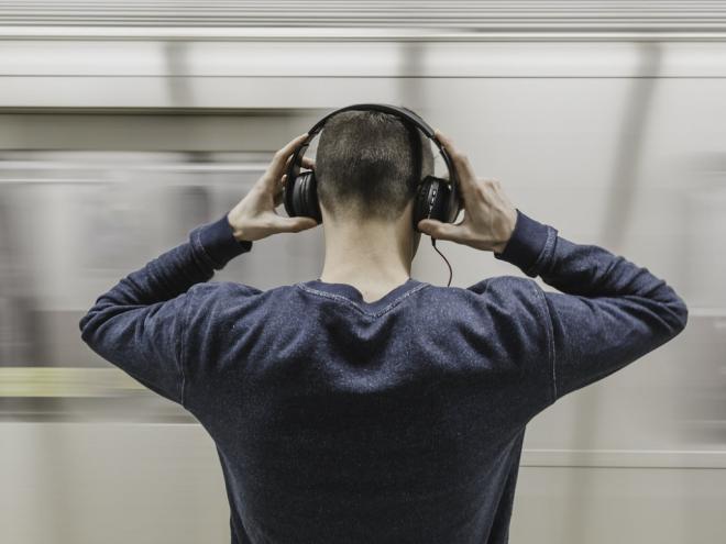 O uso prolongado de fones de ouvido e, em volumes altos, pode provocar lesões auditivas, muitas vezes irreversíveis
