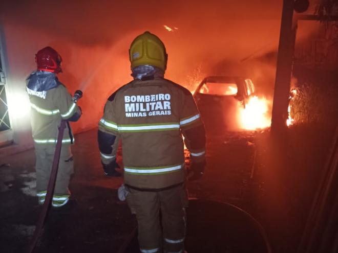 No local há indícios de um incêndio criminoso