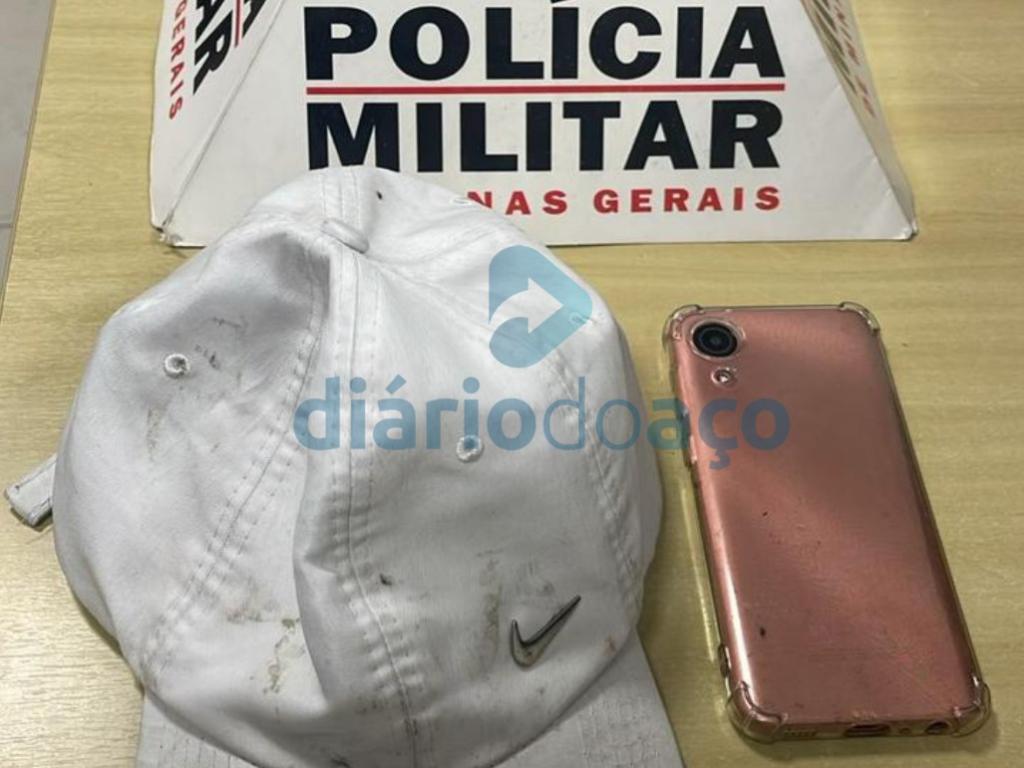 Um celular também foi apreendido na ação policial